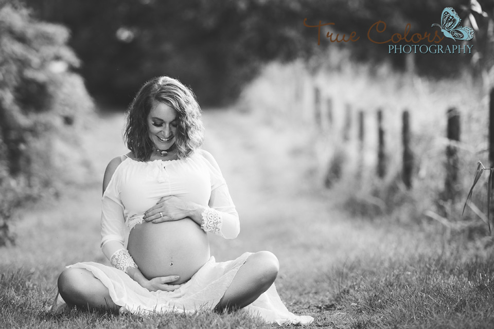 Maternity Photographer Abbotsford fraser valley studio and outdoor baby bump photography